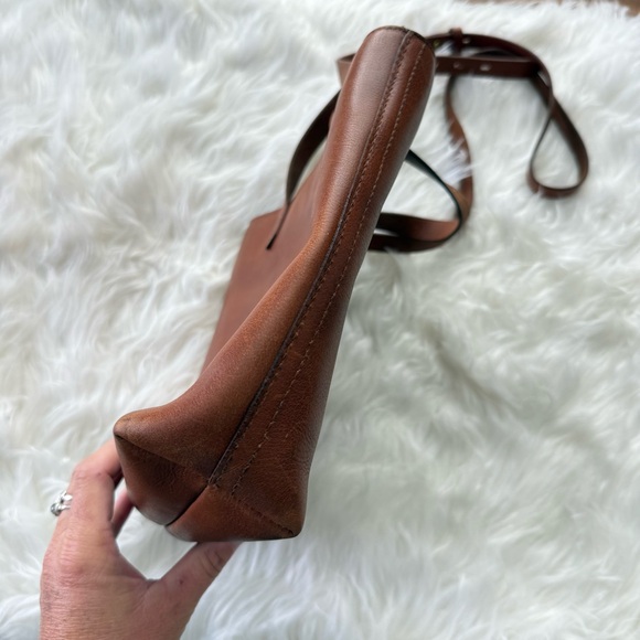 Madewell | The Zip-Top Transport Crossbody English Saddle Brown Pebbled Leather - Picture 7 of 14